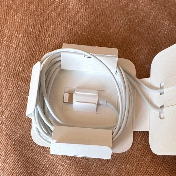 White Wired Earbuds - Picture 2 of 2